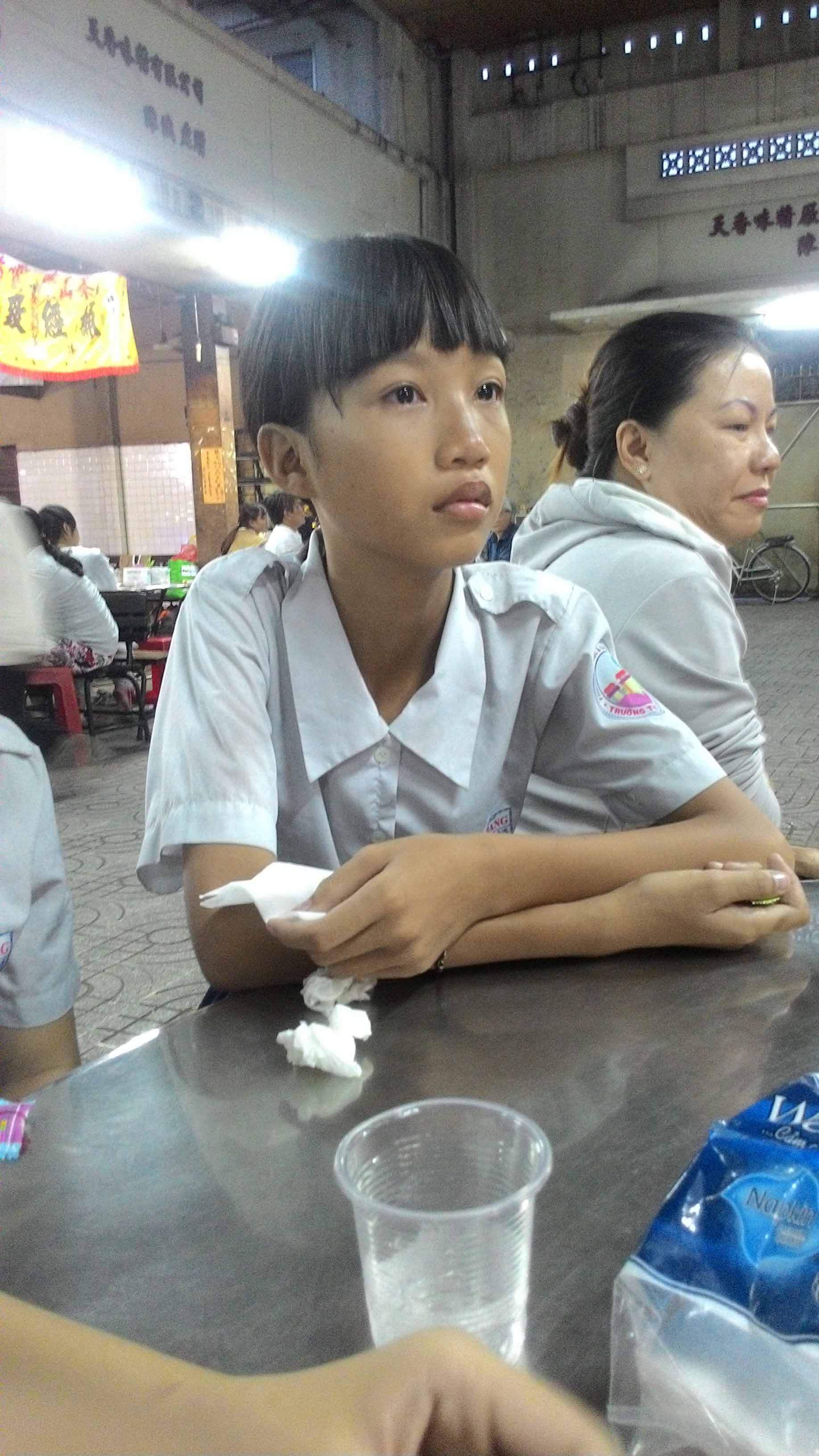 Bạn bè không khỏi xót xa trước sự ra đi đột ngột của bé Mỹ - Ảnh: Vũ Phượng