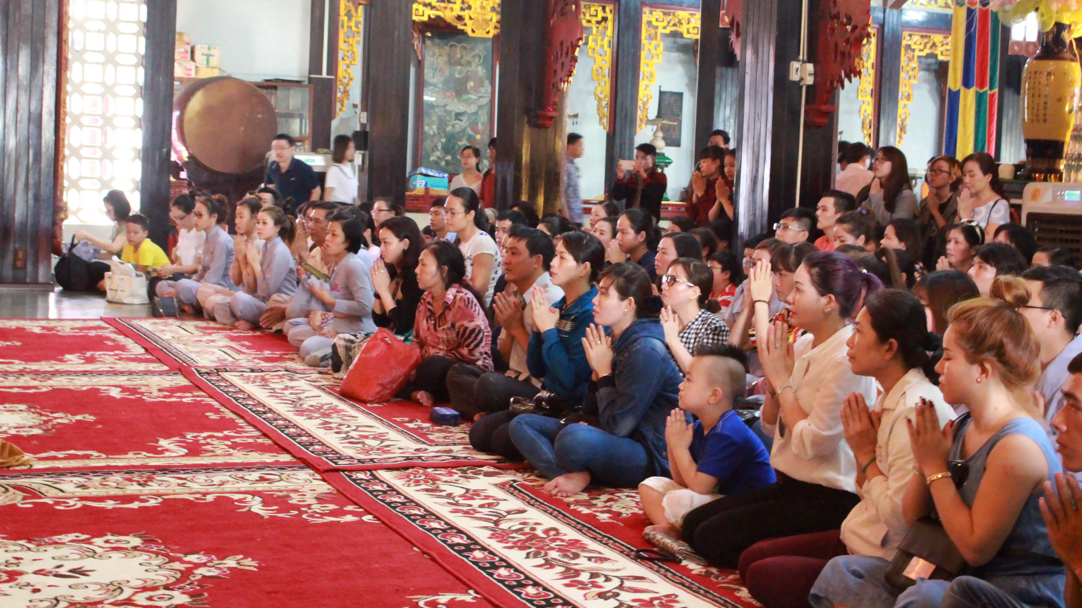 Nhiều người tham gia buổi đọc kinh chiều 15.4 âm lịch tại chùa Vĩnh Nghiêm