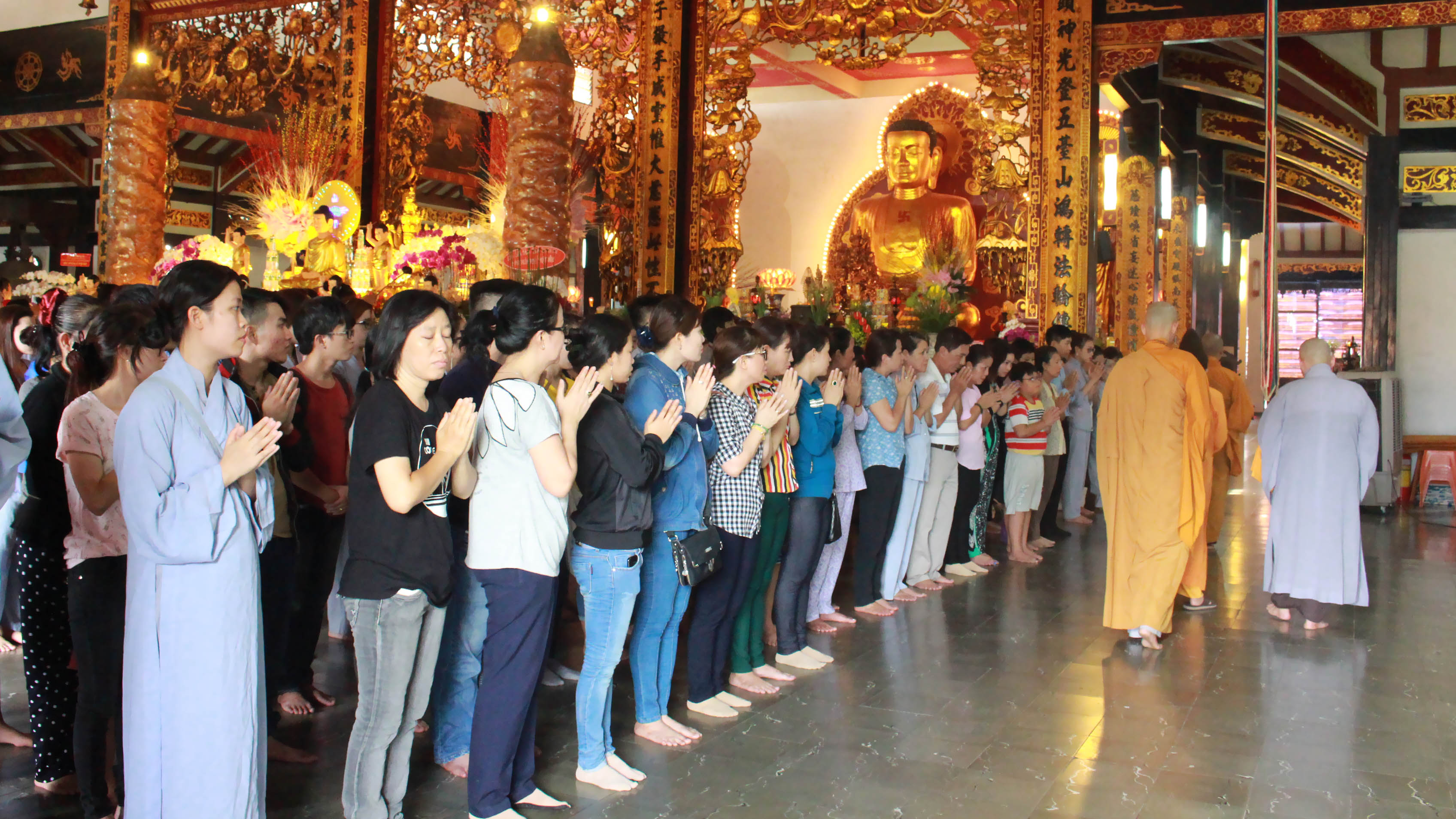 Tăng ni, phật tử và người dân làm lễ đón sư thầy trụ trì  chùa Vĩnh Nghiêm (quận 3)