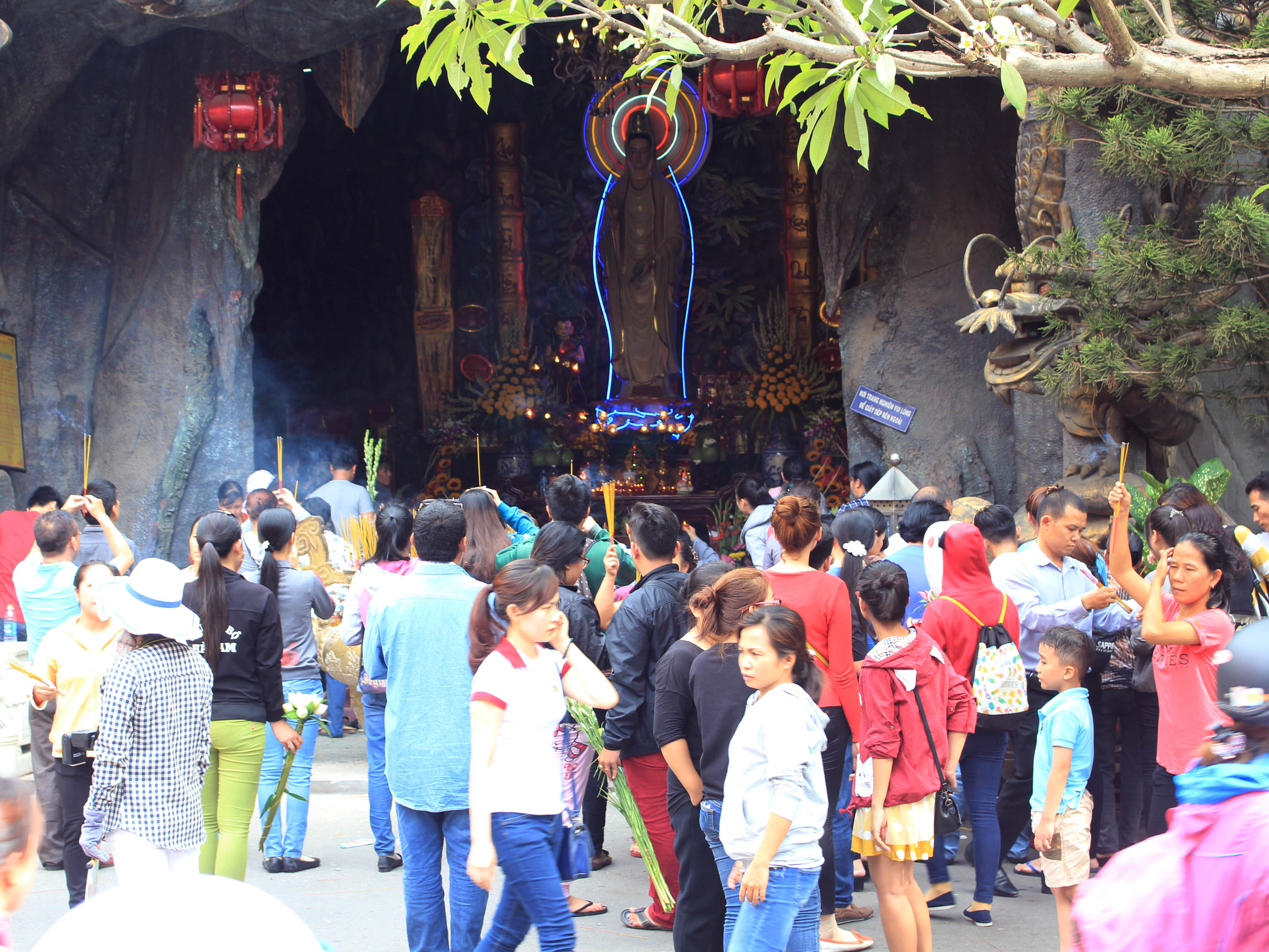 Nhiều người dân thắp nhang trước tượng Quán thế âm tại chùa Phổ Quang