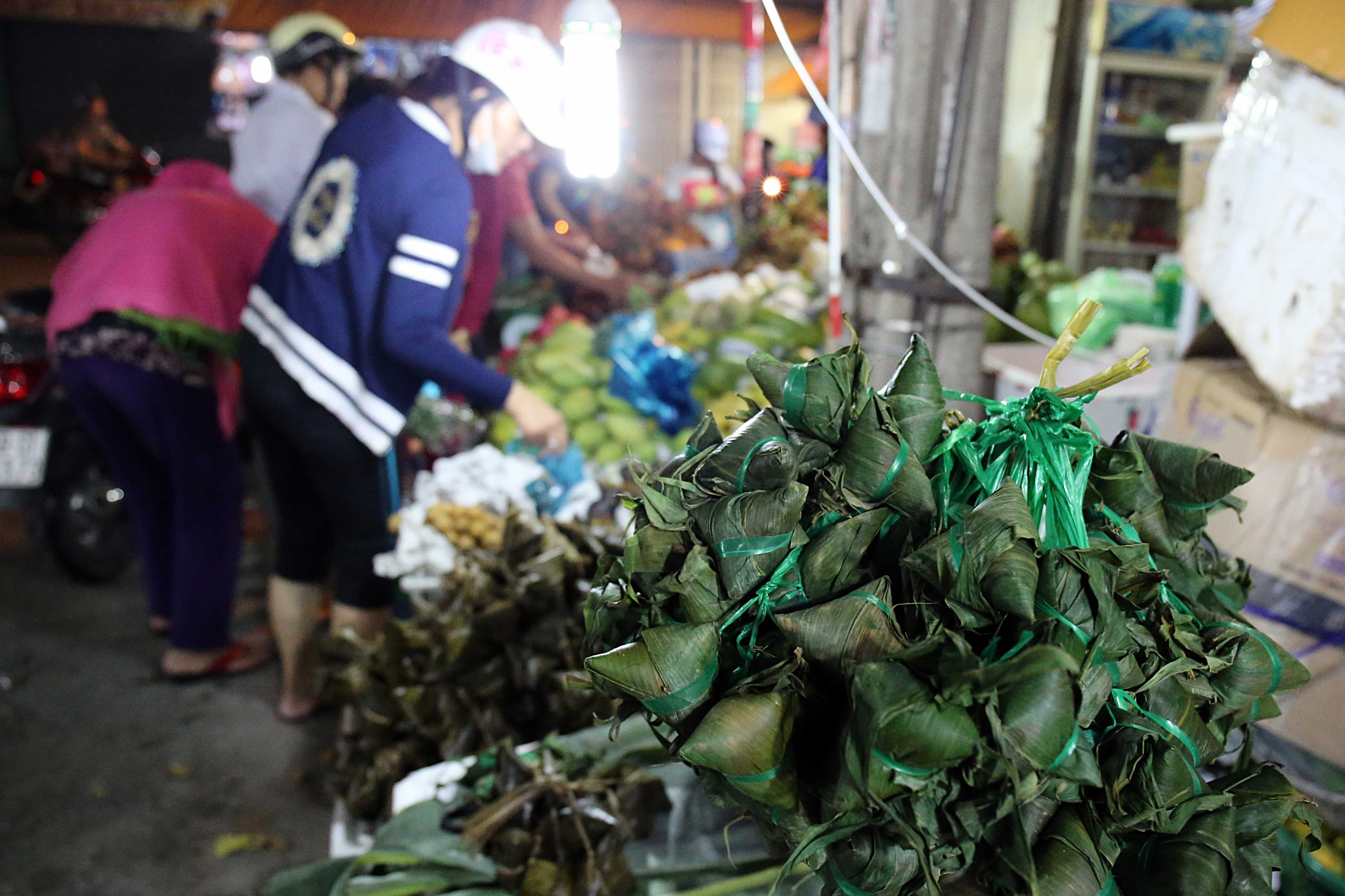 Trên chợ Bà Hoa (quận Tân Bình) nhiều người tấp nập tranh thủ mua bán ngay trong đêm để sáng sớm kịp cúng theo đúng phong tục