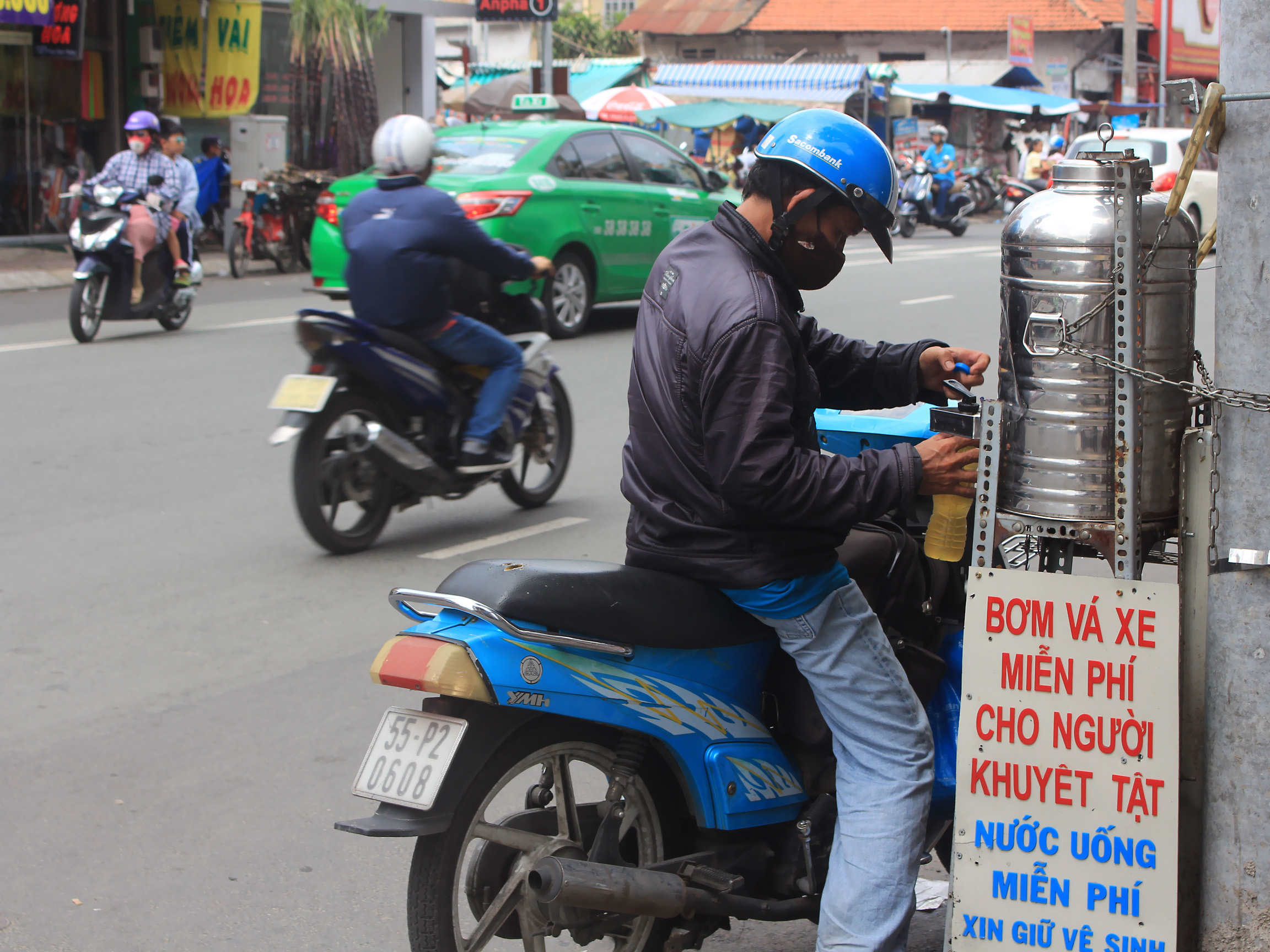 Thùng trà đá miễn phí của ông Út ra đời từ năm 2012, nhiều khi không có ông Út ở đây, những người chạy xe ôm đầu hẻm không ai bảo ai cũng tự thêm đá và thêm trà để mọi người đi ngang luôn có trà đá mát lạnh