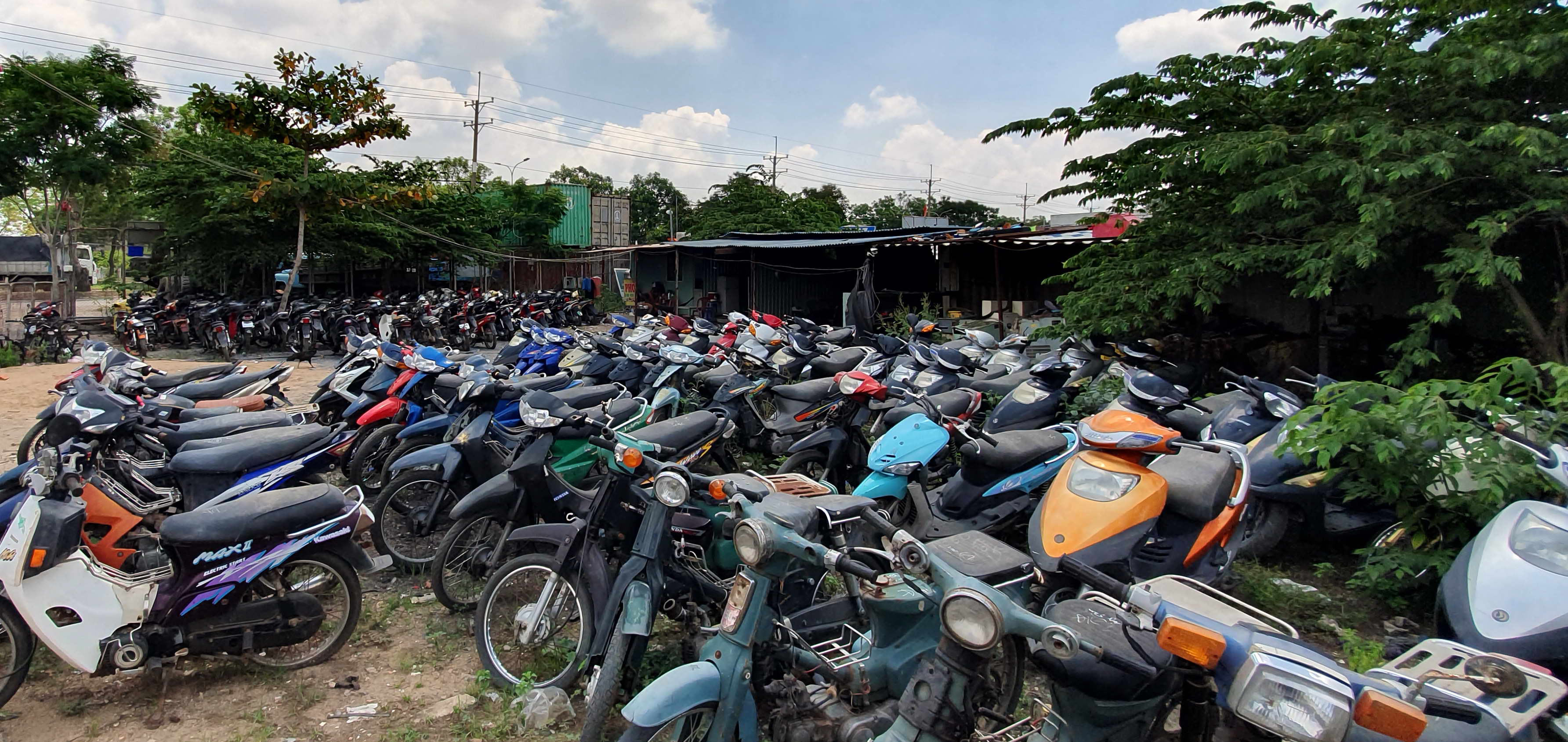 Mua máy ra vào lốp cũ hàng thanh lý  Nên hay không