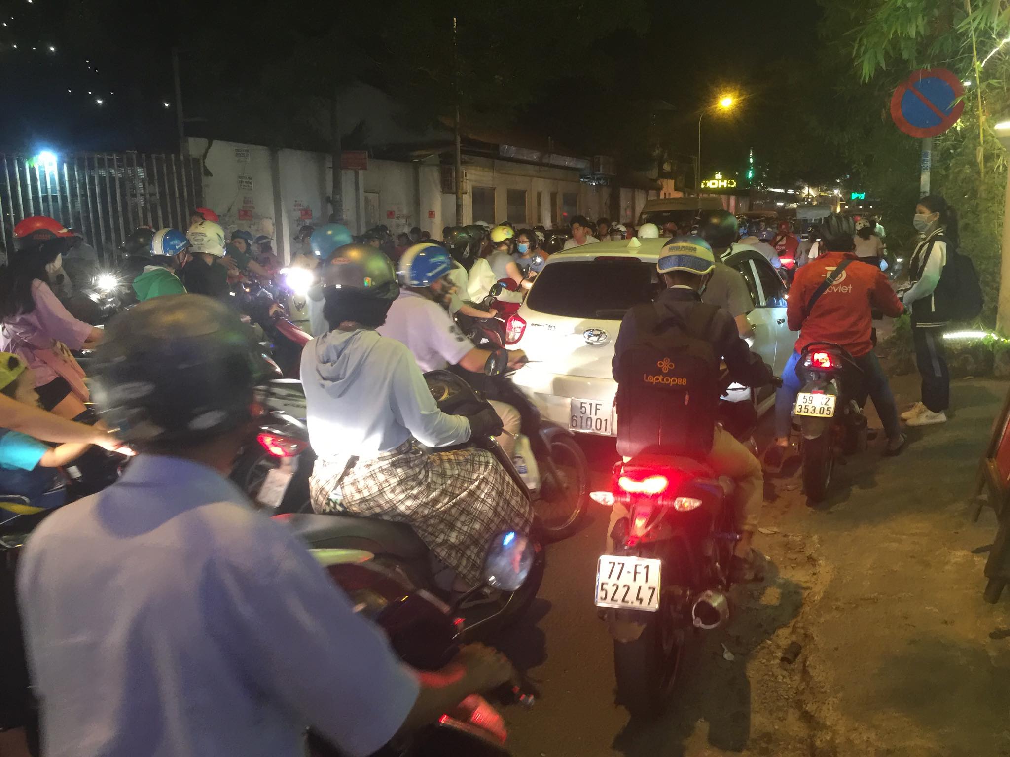 Phát điên ngộp thở vì cảnh giờ nào cũng kẹt xe chỗ nào cũng kẹt xe ở  Sài Gòn