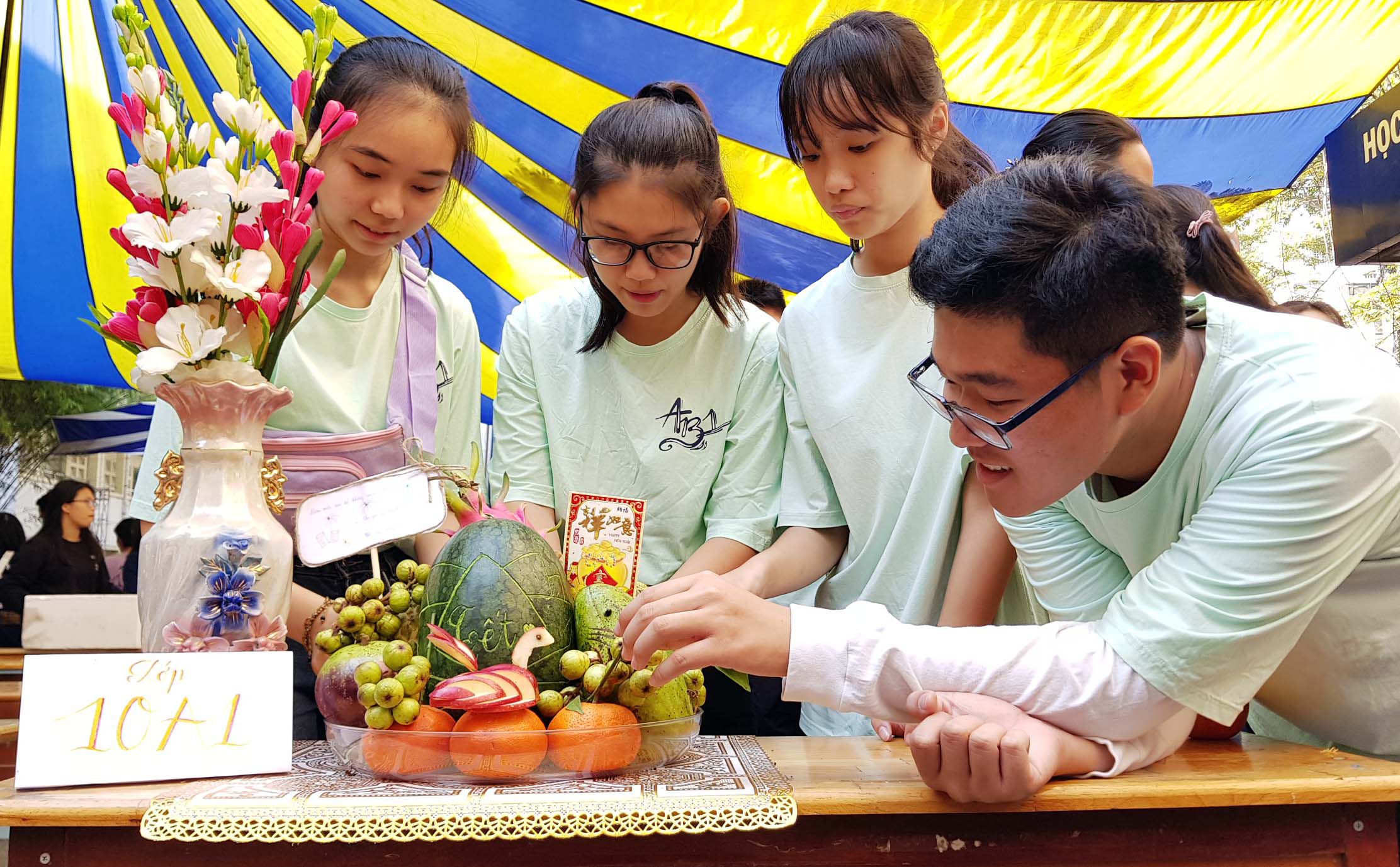 Mâm ngũ quả là biểu tượng của sự phú quý, may mắn và thịnh vượng. Hãy cùng chiêm ngưỡng hình ảnh mâm ngũ quả đầy màu sắc và yêu kiều để cảm nhận được sự đậm chất văn hóa Việt Nam.