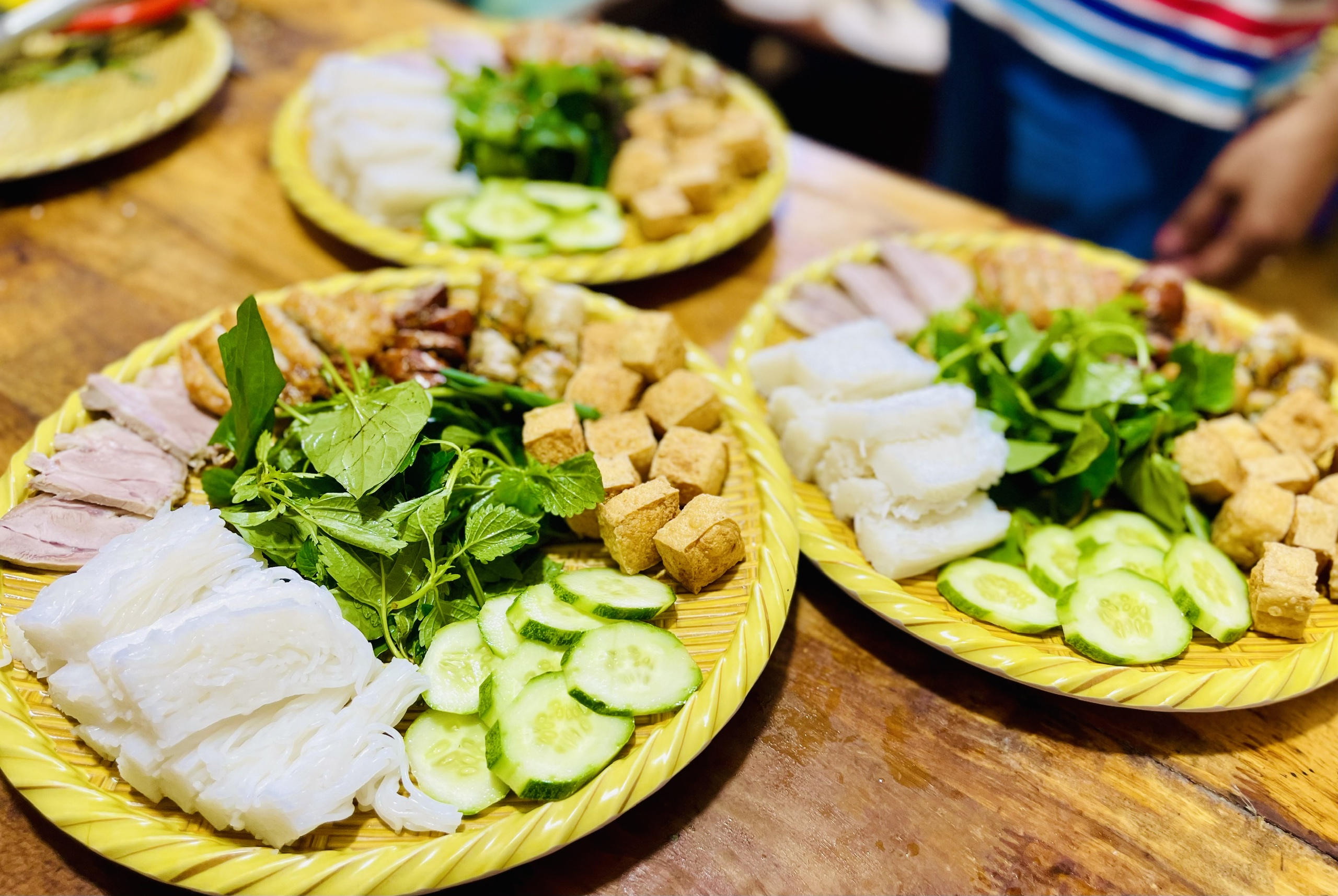 Bà dược sĩ chủ quán bún đậu mắm tôm chiều khách và shipper nhất Sài Gòn