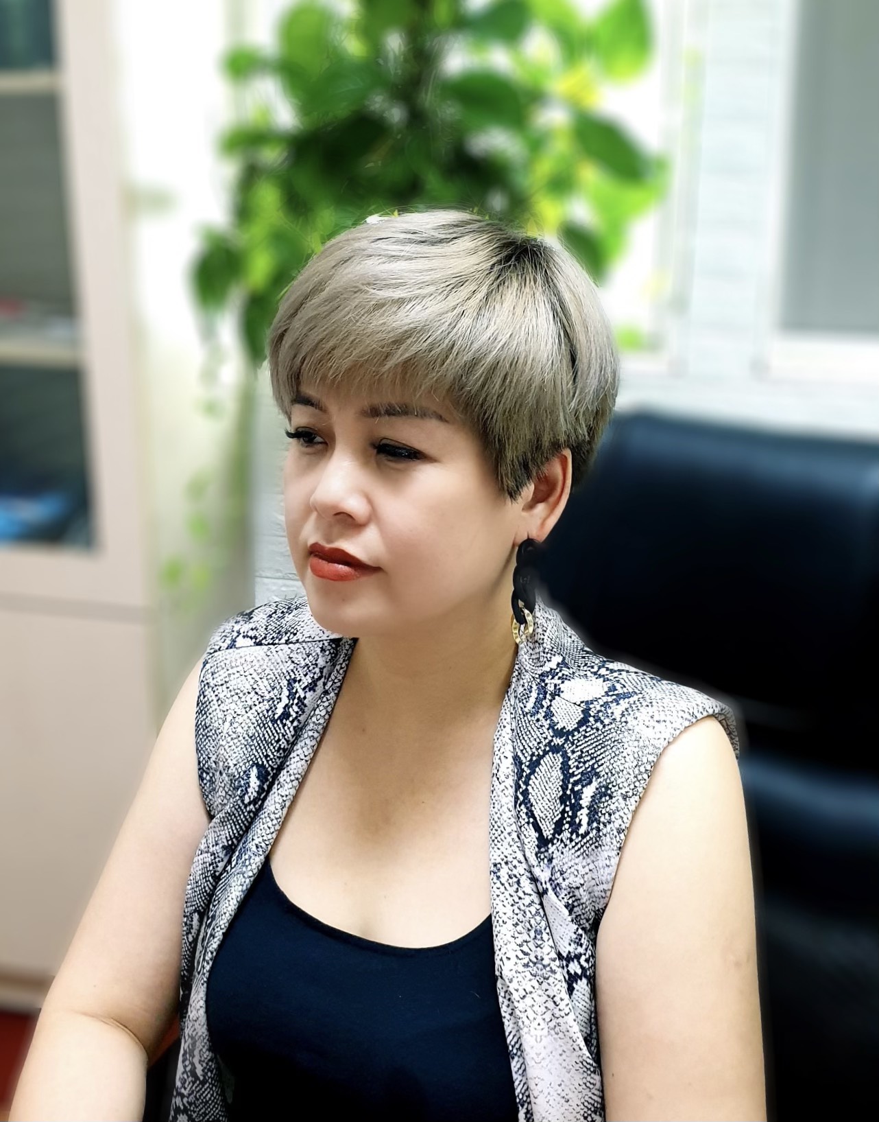 Tóc tém giải nhiệt mùa hè hay còn gọi là pixie cut, là lựa chọn hoàn hảo cho những ngày nắng nóng. Với bộ tóc này, các cô nàng sẽ không những thoải mái khi đi lại mà còn khiến mình trở nên thật xinh đẹp và thu hút. Hãy cùng lựa chọn cho mình một kiểu tóc tém giải nhiệt mùa hè để phô diễn vẻ đẹp tự tin và cá tính của mình nhé!