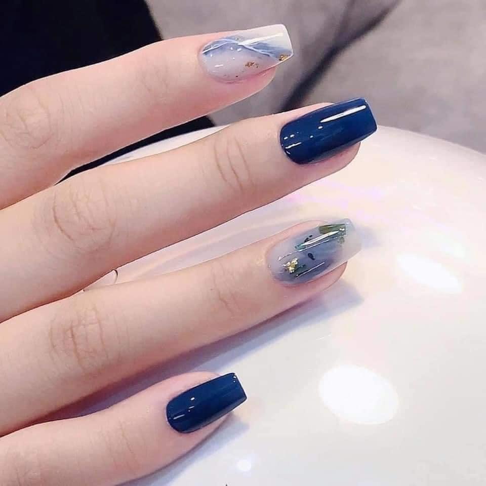 Bạn là người công sở? Hãy để mẫu Nail công sở giúp bạn trở nên tự tin và chuyên nghiệp hơn trong công việc. Thiết kế tinh tế, màu sắc trang nhã phù hợp với môi trường làm việc.