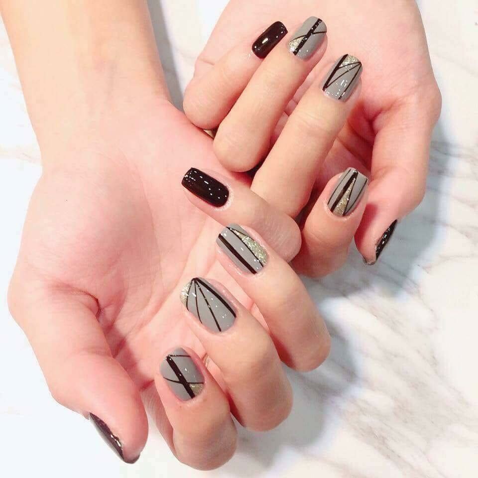 Mẫu nail sang chảnh cô nàng công sở sẽ khiến bạn trở nên đẳng cấp và duyên dáng hơn trên con đường sự nghiệp. Những thiết kế đơn giản nhưng không kém phần sang trọng và tinh tế sẽ là sự lựa chọn hoàn hảo cho những cô nàng yêu thể hiện phong cách riêng của mình.