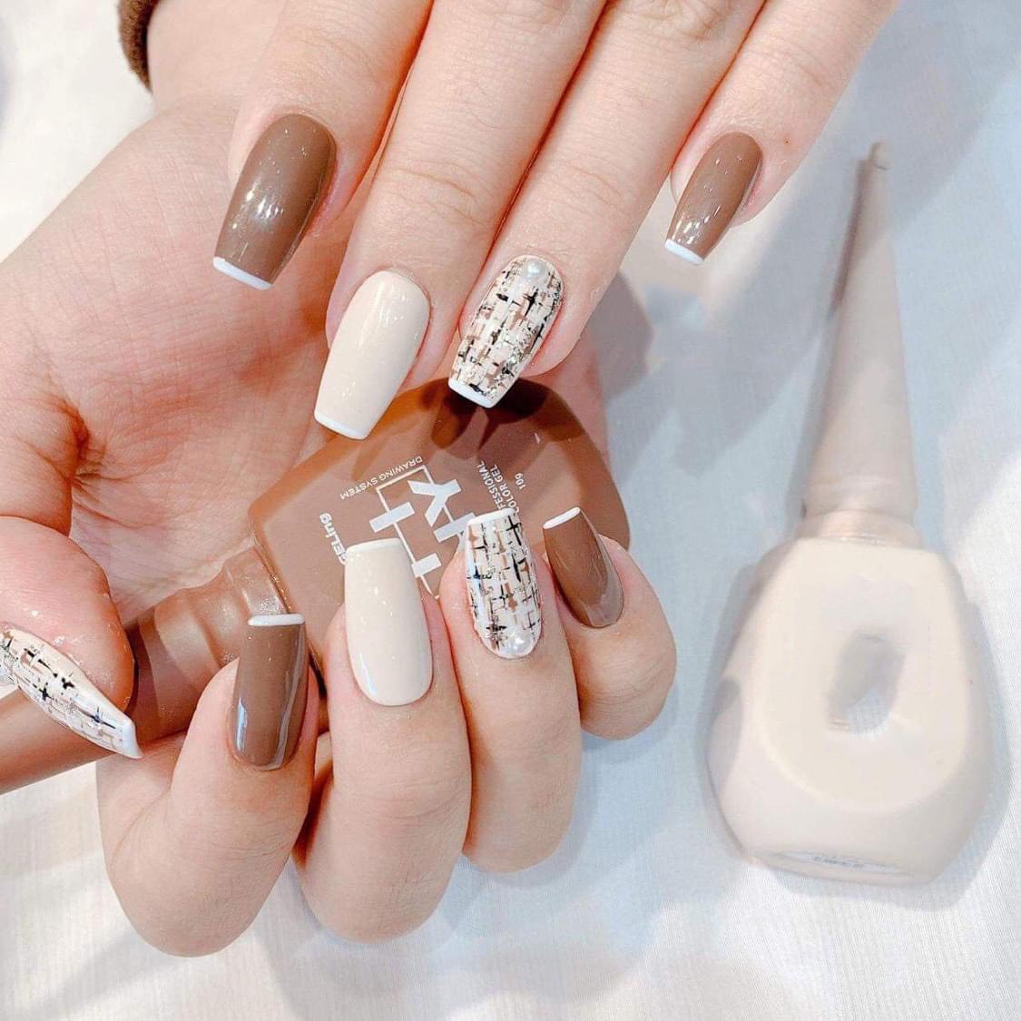 Với các cô nàng công sở, mẫu nail công sở vẫn giữ được vị trí không thể thiếu. Từ những gam màu pastel nhẹ nhàng cho đến sự phá cách bằng các hoa văn tinh tế, chắc chắn bạn sẽ thấy mình đẹp và tự tin khi đi làm.