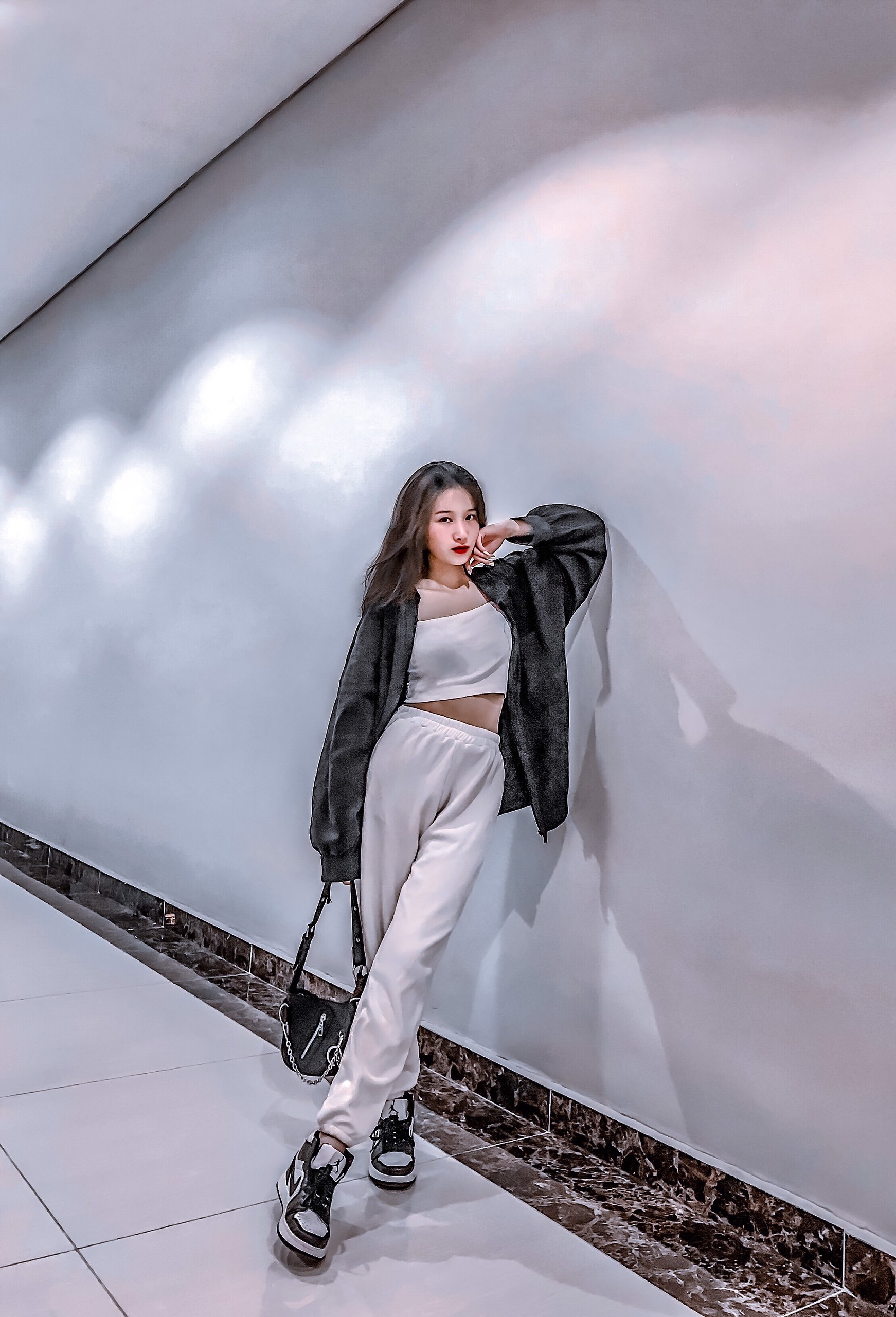 Chào mừng bạn đến với dáng ảnh Street Style đẹp như mơ. Chúng tôi đang giới thiệu những bộ trang phục cực chất, thể hiện cá tính của bạn trong từng góc độ đường phố. Nhấn play và cùng khám phá nét đẹp đầy tự tin này nhé!