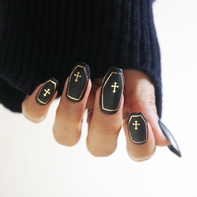 Đừng lo lắng nếu bạn không phải là chuyên gia trang trí móng tay, hãy thử những mẫu nail Halloween dễ thực hiện tại nhà. Với những bước hướng dẫn chi tiết và đơn giản, bạn sẽ có được đôi tay đẹp như ý.