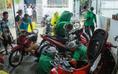 Sinh viên sửa xe máy miễn phí cho người dân vùng ngập lụt