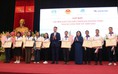 Bộ GD-ĐT trao bằng khen cho các giáo viên trong chương trình 'Chia sẻ cùng thầy cô'