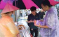 Countdown 2024: Kiếm tiền triệu nhờ bán áo mưa tại phố đi bộ Nguyễn Huệ