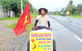 Chàng trai đi bộ hút đinh xuyên Việt, vá xe, đổ xăng miễn phí cho người dân