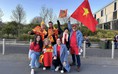 CĐV đến sân, 'tiếp lửa' cho đội tuyển nữ Việt Nam trước trận quyết đấu Hà Lan