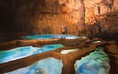 Thích thú khám phá hang động có làn nước trong xanh, cảnh vật tựa tiên cảnh