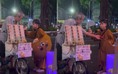 Khoảnh khắc giữa cụ ông câm điếc bán vé số và cậu bé bán kẹo ở Hồ Con Rùa: Cùng 'tan chảy'
