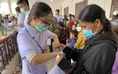Khám bệnh, cấp thuốc và tặng quà tết cho đồng bào Hrê ở Quảng Ngãi