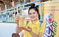 Nữ tình nguyện viên Tây Đô xinh đẹp và ly nước mát trên sân Cần Thơ