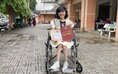 Nữ sinh đi xe lăn nhận bằng tốt nghiệp loại giỏi