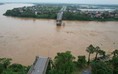Hiện trường vụ sập cầu Phong Châu khiến 10 ô tô rơi xuống sông
