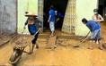 Thanh niên giúp người dân khắc phục hậu quả sau mưa lũ