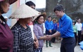 Anh Nguyễn Minh Triết thăm hỏi, tặng quà người dân vùng lũ