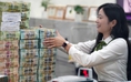 Lãi suất tăng cao, nên dồn tiền gửi tiết kiệm hay mua vàng?