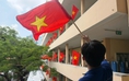Trường đại học phủ đỏ màu cờ Tổ quốc đầy tự hào