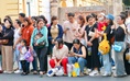 Mang theo đồ ăn, ghế ngồi... như đi 'cắm trại' để xem duyệt diễu binh, diễu hành