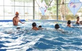 Kình ngư số 1 Việt Nam Nguyễn Huy Hoàng dạy bơi cho trẻ em miền núi Gia Lai