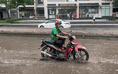 Mưa lớn nối tiếp, có đoạn đường này ở TP.Thủ Đức mãi không hết ngập