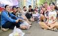 'Đại gia đình' hơn 10 người đi cổ vũ thí sinh thi tốt nghiệp THPT