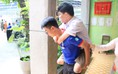 Tình nguyện viên cõng thí sinh mất tay, chân đi thi tốt nghiệp THPT 2025