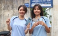 Học sinh mang máy tính, bút viết, compa… đến điểm thi tiếp sức 'đàn anh'