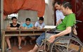 Người thầy trên chiếc xe lăn