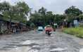 'Ma trận hố' trên đường sau mưa lớn ở TP.Thủ Đức, người dân vượt chướng ngại vật