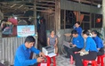 Đội hình lưu động đến tận nhà dân hỗ trợ thủ tục hành chính