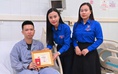 Trao Huy hiệu Tuổi trẻ dũng cảm cho thanh niên cứu 4 người trong vụ lật tàu