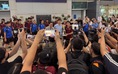 U.23 Việt Nam trở về trong vòng tay ấm áp của khán giả, thầy Kim nói lời từ đáy lòng