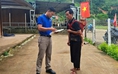 Hình ảnh thanh niên tình nguyện vượt 20 km đường rừng núi giúp người dân biên giới