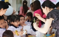 Học sinh trường công học toán, khoa học bằng tiếng Anh