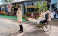 Độc đáo đám cưới được trang trí bằng quầy dừa, lu nước, hoa thiên điểu...
