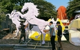 Bên trong xưởng làm linh vật ngựa cho Đường hoa Nguyễn Huệ 2026