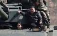 Con gái ông Kim Jong-un xuất hiện cùng cha trên xe tăng chiến đấu chủ lực mới