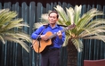Bí thư Thành ủy Trần Lưu Quang bất ngờ ôm đàn hát tặng thanh niên