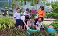 Học sinh trồng cây, dâng hoa sen mừng ngày sinh Chủ tịch Hồ Chí Minh