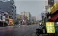 Giới trẻ rần rần vì cơn mưa đầu tiên sau bao ngày TP.HCM oi ả